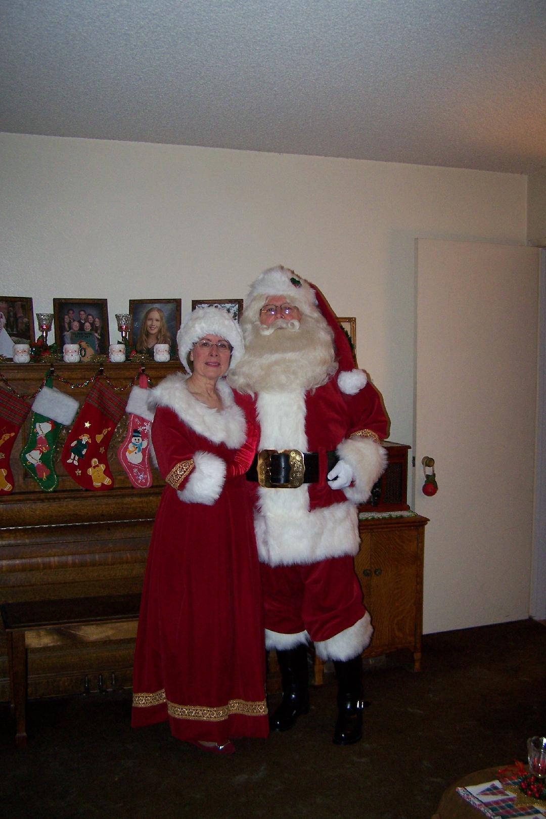 050-santa-claus-mrs-claus-adeles-of-hollywood-professional-traditional-suit-Edward-Kahlor-2-po